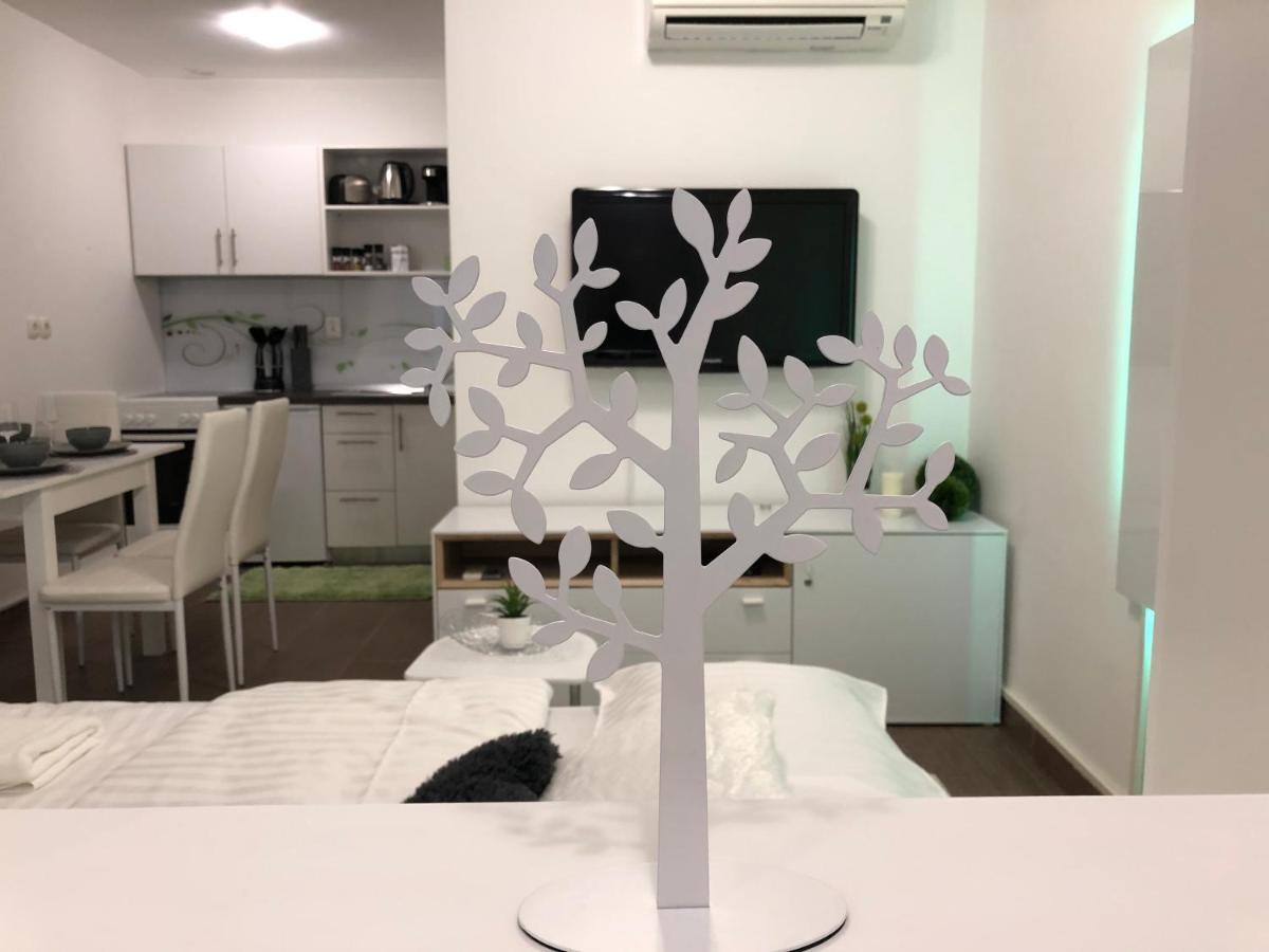 Modern Center Studio Under The Castle II Free Parking Appartement Ljubljana Buitenkant foto